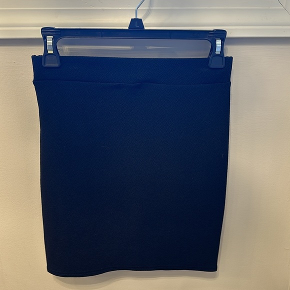 PrettyLittleThing Black Asymmetric Mini Skirt - Picture 3 of 4